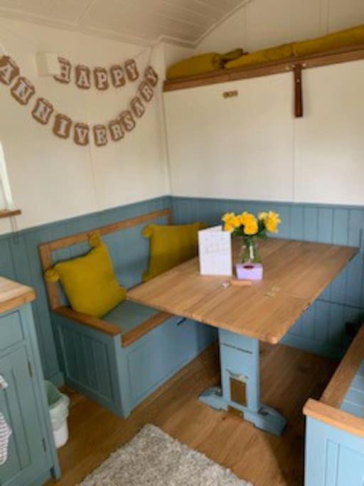 Romantic Shepherds Hut With Stunning Sunsets Hollingbourne Esterno foto